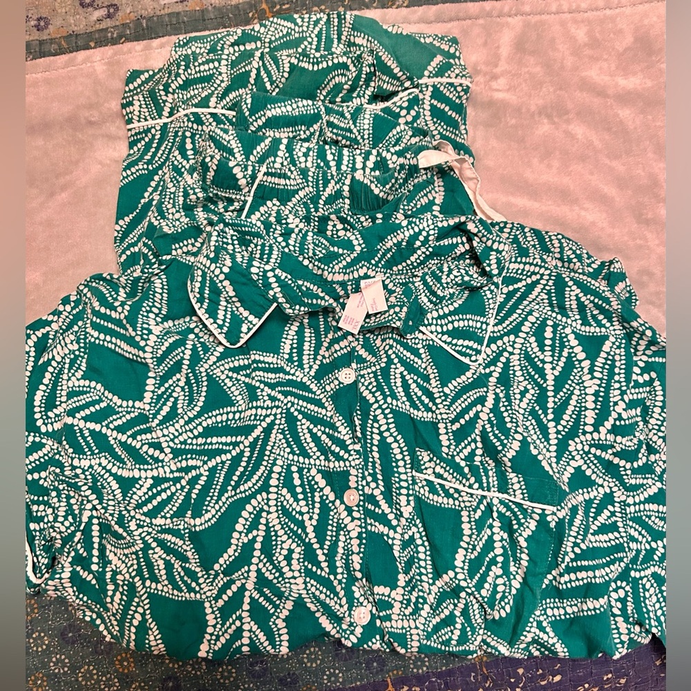 Pajama Set: top is XXL, bottoms are Large